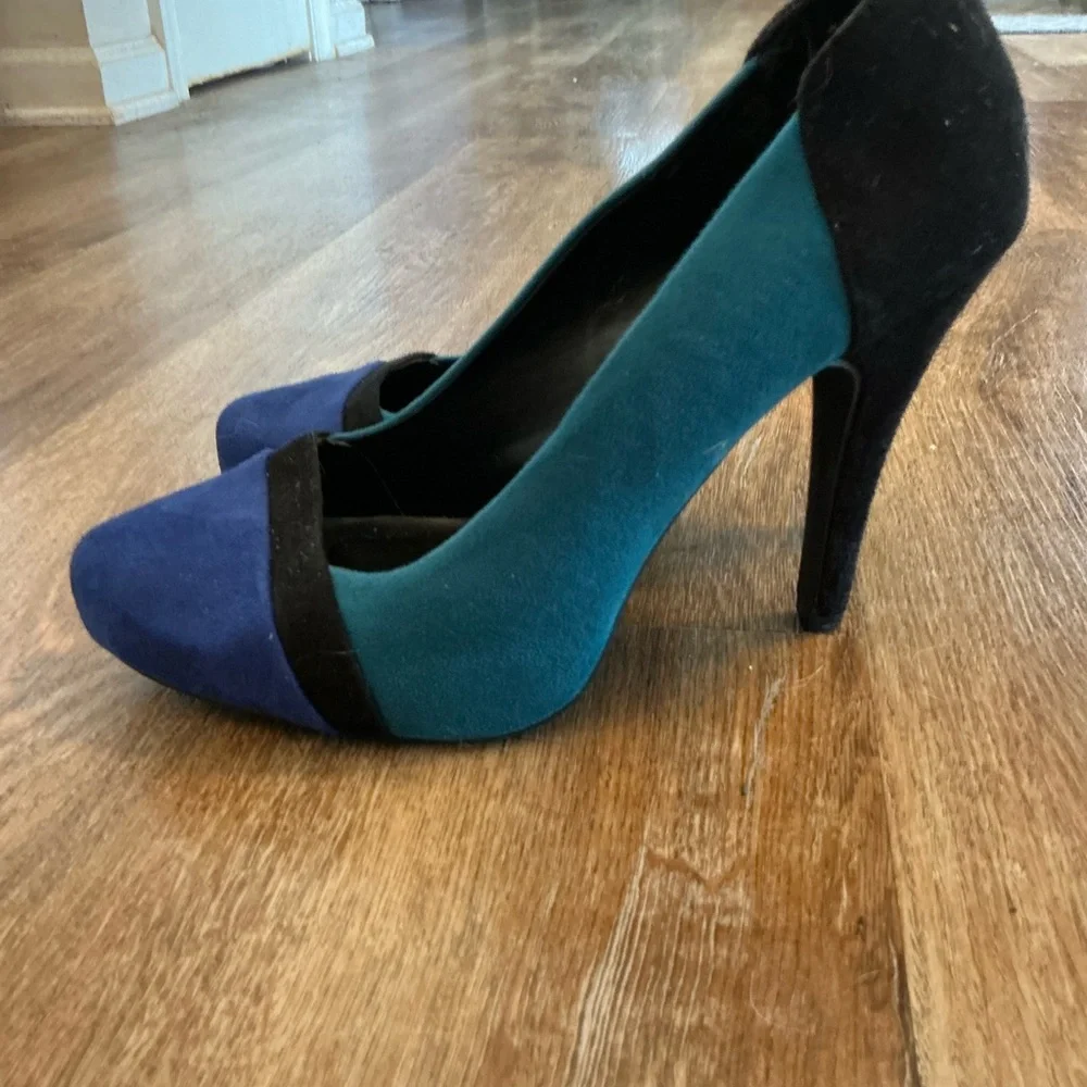 Elegant Blue and Black High Heels - Picture 1 of 7
